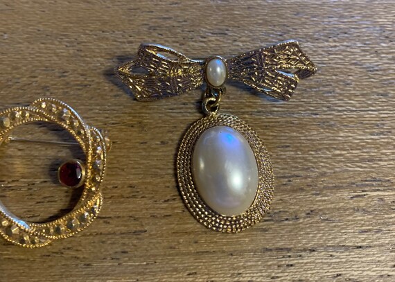 Vintage Gold Tone Metal Faux Pearl and Rhinestones Brooch or