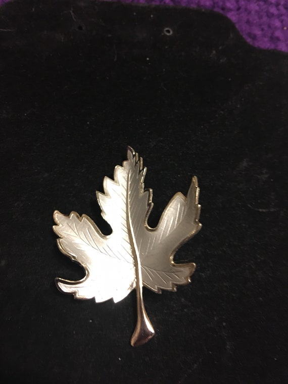 Silver tone leaf brooch 1970s bright and shiny - image 3