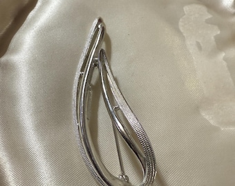 Sarah Coventry silver tone  swoosh leaf or flame shape brooch