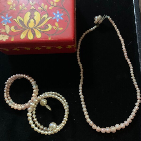 Child’s faux pearl jewelry 1920s or 30. Choker with clasp and 2 spiral bracelets with toleware box