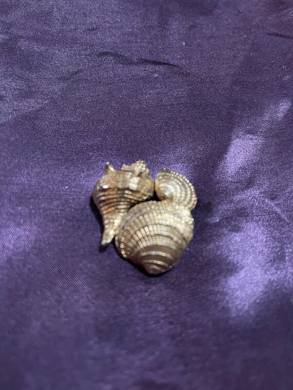 Gold tone seashell brooch vintage 1970s or 1980s - image 3