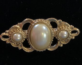 Sweet 1980s bar brooch with faux pearls vintage