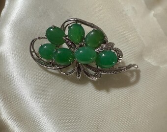 Vintage Peking glass faux jade and silver tone filigree brooch