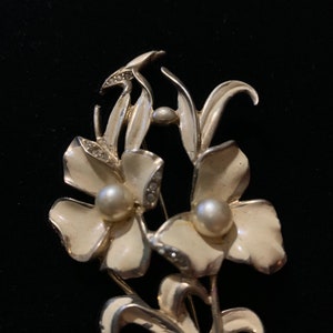 Graceful pink and faux pearl enamel brooch with faux pearls Midcentury