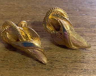 Pair bright gold tone 1980s twist clip on earrings