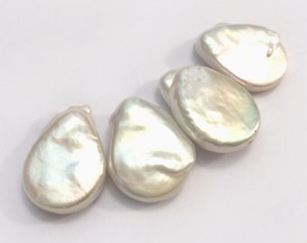 The Mila Pearl Detail Teardrop-Gold