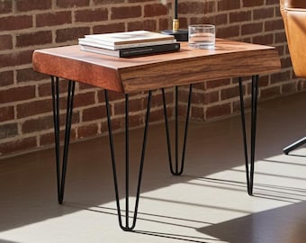 Beistelltisch aus Akazienholz: Live Edge Sofa End Table mit Hairpin Legs