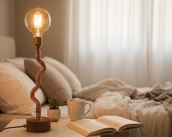Swerve Kupfer Tischlampe: Massiver Eichensockel, Messingakzente