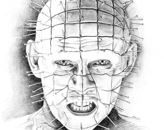 Può includere: Disegno a matita del volto di una persona con una griglia di linee e spilli sulla testa e sul viso. La bocca della persona è aperta, rivelando i denti. Il disegno è in bianco e nero.
