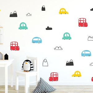 Naklejki ścienne Doodle Cars, ręcznie rysowane pojazdy, dekoracje ścienne z górami i chmurami, naklejki ścienne do pokoju dziecięcego, pomysł na dekorację ścienną pokoju zabaw, naklejki do pokoju chłopca