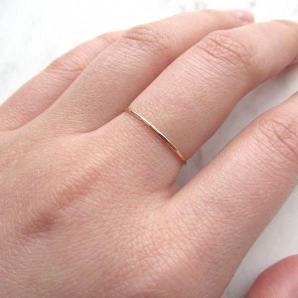 Bague en or ultra fine, bague de remplissage en or 14 carats, bague en or martelé, bague empilable en or, bague de bande, bague délicate, bague en or délicate, minimaliste