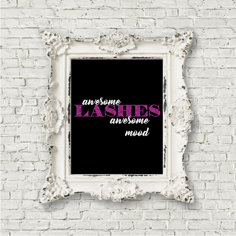 以下が含まれることがあります： 黒い背景にピンクの文字で「awesome lashes awesome mood」と書かれた白い額縁の画像です。