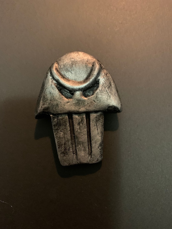 Hades skull brooch outlet