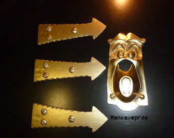 1 Life Size Doorknob Face and 3 Decorative Hinges