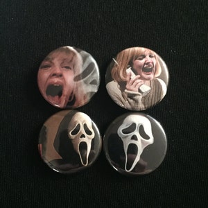 Könnte beinhalten: Vier runde Knöpfe mit Bildern aus der Scream-Filmreihe. Zwei Knöpfe zeigen die Ghostface-Maske, ein Knopf zeigt eine Nahaufnahme einer schreienden Frau und ein Knopf zeigt eine Nahaufnahme einer Frau, die ein Telefon hält und schreit.