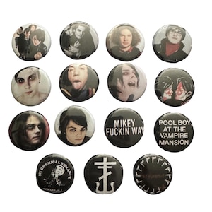 Könnte beinhalten: Eine Sammlung runder, schwarz-weißer Buttons mit Bandmitgliedern, Text und Grafiken. Die Buttons enthalten Texte wie "MIKEY FUCKIN WAY", "POOL BOY AT THE VAMPIRE MANSION" und "MY CHEMICAL ROMANCE NEWARK, NJ".