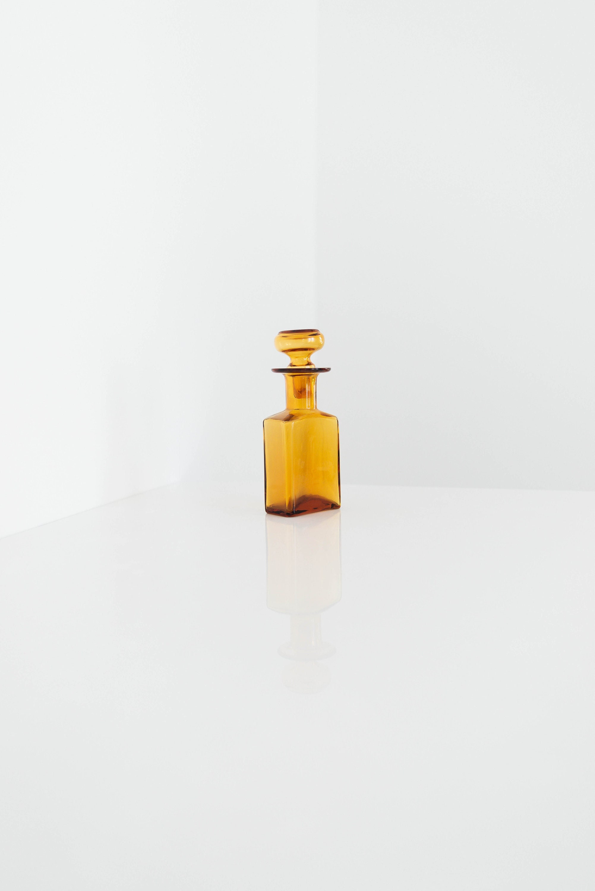 Carafe Vintage 8 Oz en Verre Soufflé Ambré avec Couvercle | Carafe d'ambre Mid Century Modern Fabriq