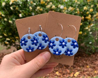 BLUE DAISY DANGLES || Flower Earrings || Daisy Earrings || Handmade Clay Earrings || Gift for Her || Summer/Spring Earrings