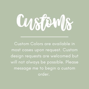 Puede incluir: Texto que dice "Customs" en una fuente blanca cursiva. Debajo del texto hay una l&iacute;nea y un p&aacute;rrafo que dice "Los colores personalizados est&aacute;n disponibles en la mayor&iacute;a de los casos a pedido. Las solicitudes de dise&ntilde;o personalizado son bienvenidas, pero no siempre ser&aacute;n posibles. Por favor, env&iacute;ame un mensaje para comenzar un pedido personalizado."