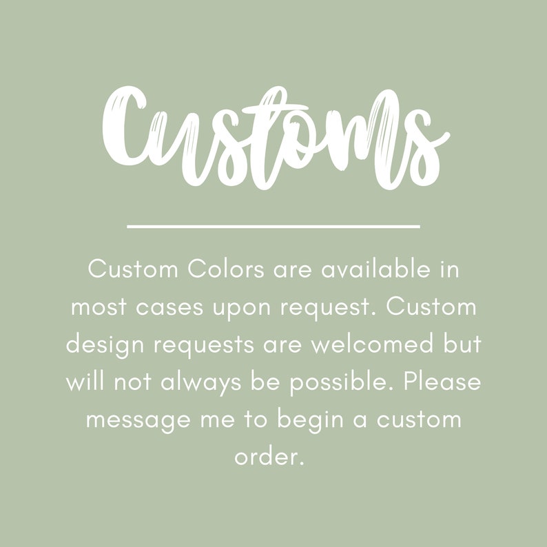 Puede incluir: Texto que dice "Customs" en una fuente blanca cursiva. Debajo del texto hay una l&iacute;nea y un p&aacute;rrafo que dice "Los colores personalizados est&aacute;n disponibles en la mayor&iacute;a de los casos a pedido. Las solicitudes de dise&ntilde;o personalizado son bienvenidas, pero no siempre ser&aacute;n posibles. Por favor, env&iacute;ame un mensaje para comenzar un pedido personalizado."