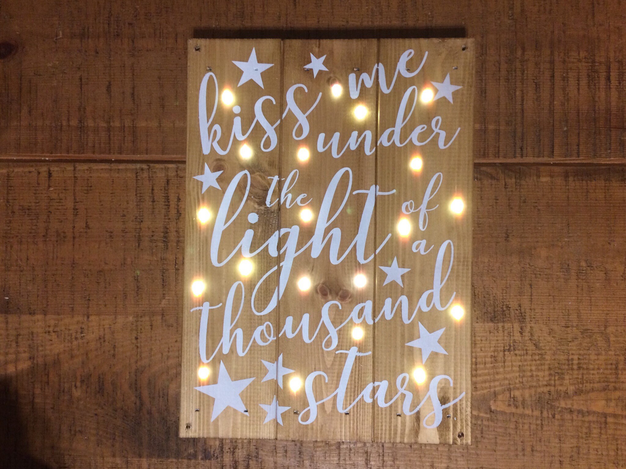 Signe Personnalisé de Lumière Vers Le Haut, Art Mur Bois Récupéré, Pensant Dehors à Loud, Embrasse-M