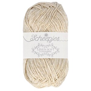 Könnte beinhalten: Ein Knäuel beige Scheepjes Linen Soft Hummingbird Garn. Das Garn ist fest gewickelt und hat ein strukturiertes Aussehen. Ein weißes Etikett mit dem Markennamen und den Garndetails ist um die Mitte des Knäuels gewickelt.
