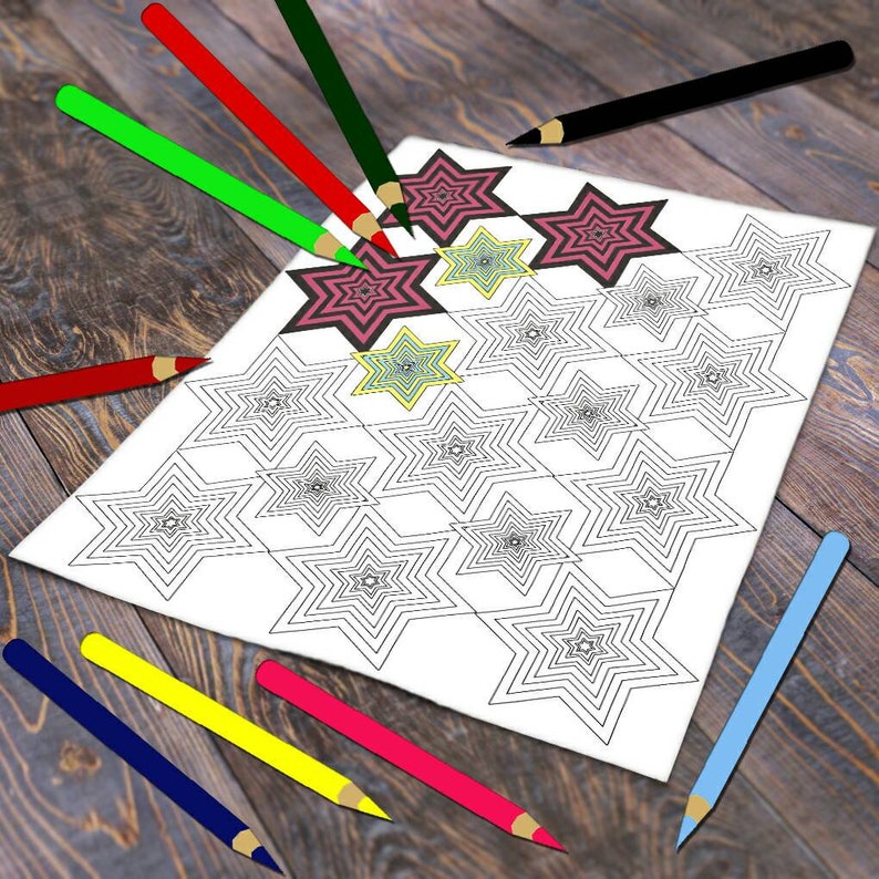 Pode incluir: Uma folha de papel branca com um desenho de livro para colorir com padr&atilde;o de estrelas. V&aacute;rios l&aacute;pis de cor, incluindo vermelho, verde e azul, est&atilde;o espalhados ao redor do papel. Algumas estrelas est&atilde;o coloridas em tons de rosa e amarelo.