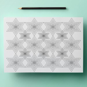 Pode incluir: Uma folha de papel branca com um padr&atilde;o repetido de formas de estrelas pretas. Um l&aacute;pis preto repousa no topo. As estrelas t&ecirc;m um design em camadas, criando um efeito 3D. O fundo &eacute; de cor verde-azulado claro.