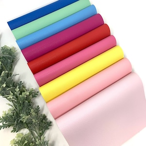 Puede incluir: Un conjunto de diez l&aacute;minas de piel sint&eacute;tica en varios colores pastel, incluyendo azul, verde, rosa, amarillo y rojo. Las l&aacute;minas est&aacute;n dispuestas en forma de abanico, con el color m&aacute;s claro en la parte inferior y el color m&aacute;s oscuro en la parte superior.