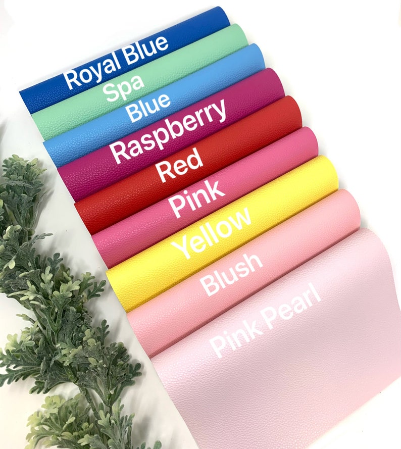 Puede incluir: Una pila de ocho hojas de cuero sint&eacute;tico de diferentes colores. Los colores son azul real, spa, azul, frambuesa, rojo, rosa, amarillo, rubor y rosa perla.