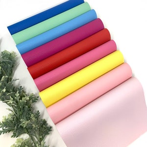 Puede incluir: Un conjunto de ocho l&aacute;minas de piel sint&eacute;tica en varios colores pastel, incluyendo azul, verde, rosa, amarillo y rojo. Las l&aacute;minas est&aacute;n dispuestas en forma de abanico, con el color m&aacute;s claro en la parte superior y el color m&aacute;s oscuro en la parte inferior.