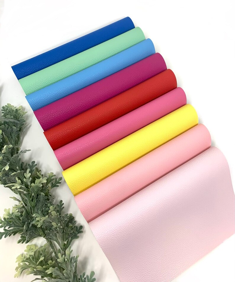 Puede incluir: Un conjunto de ocho l&aacute;minas de piel sint&eacute;tica en varios colores pastel, incluyendo azul, verde, rosa, amarillo y rojo. Las l&aacute;minas est&aacute;n dispuestas en forma de abanico, con el color m&aacute;s claro en la parte superior y el color m&aacute;s oscuro en la parte inferior.