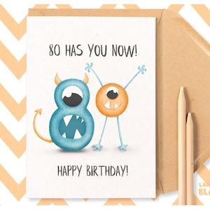 80 vous a maintenant, Drôle 80th Birthday Card Joyeux 80th Birthday, Eighty Mum Dad Nan Grandad Gran Age Number Fun Mignon fou Monster PE47