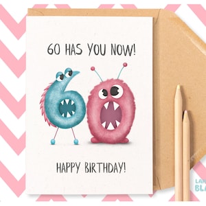 60 vous a maintenant, Drôle 60th Birthday Card Joyeux 60th Birthday, Sixty Mum Dad Husband Wife Aunty Uncle, Age Number Fun Cute crazy Monster PE45