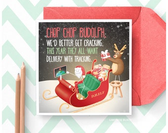 Puede incluir: Una tarjeta de Navidad con una ilustración de dibujos animados de Papá Noel en un trineo con Rudolph el reno. El texto de la tarjeta dice "Chop chop Rudolph. We'd better get cracking. This year they all want delivery with tracking. D.H.Elf."