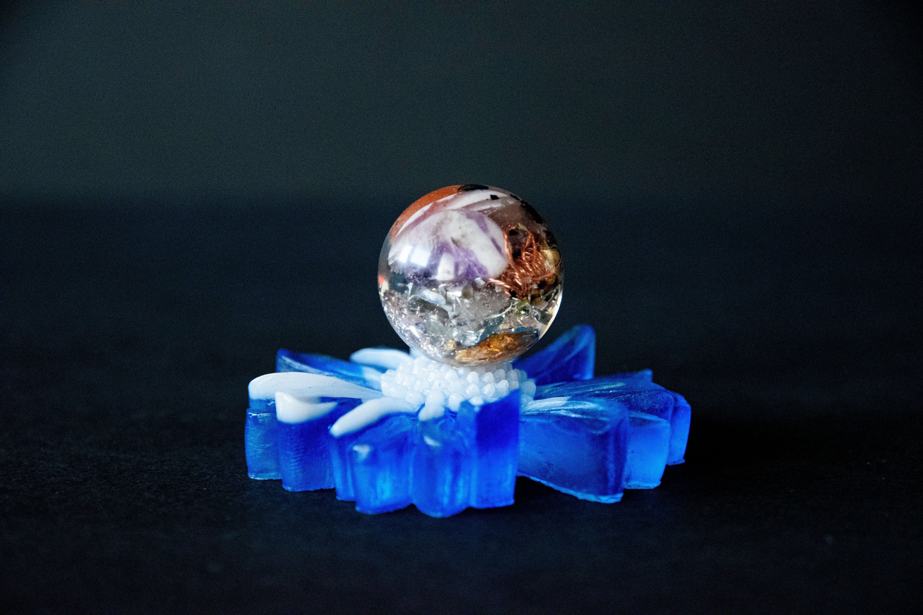 Orgonite Boule sur Support Fleur. 57821