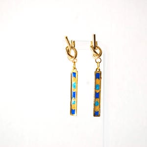 Boucles d&#39;oreilles fantaisie, Résine cristal colorée, Métal couleur or, Bijou original. 127525