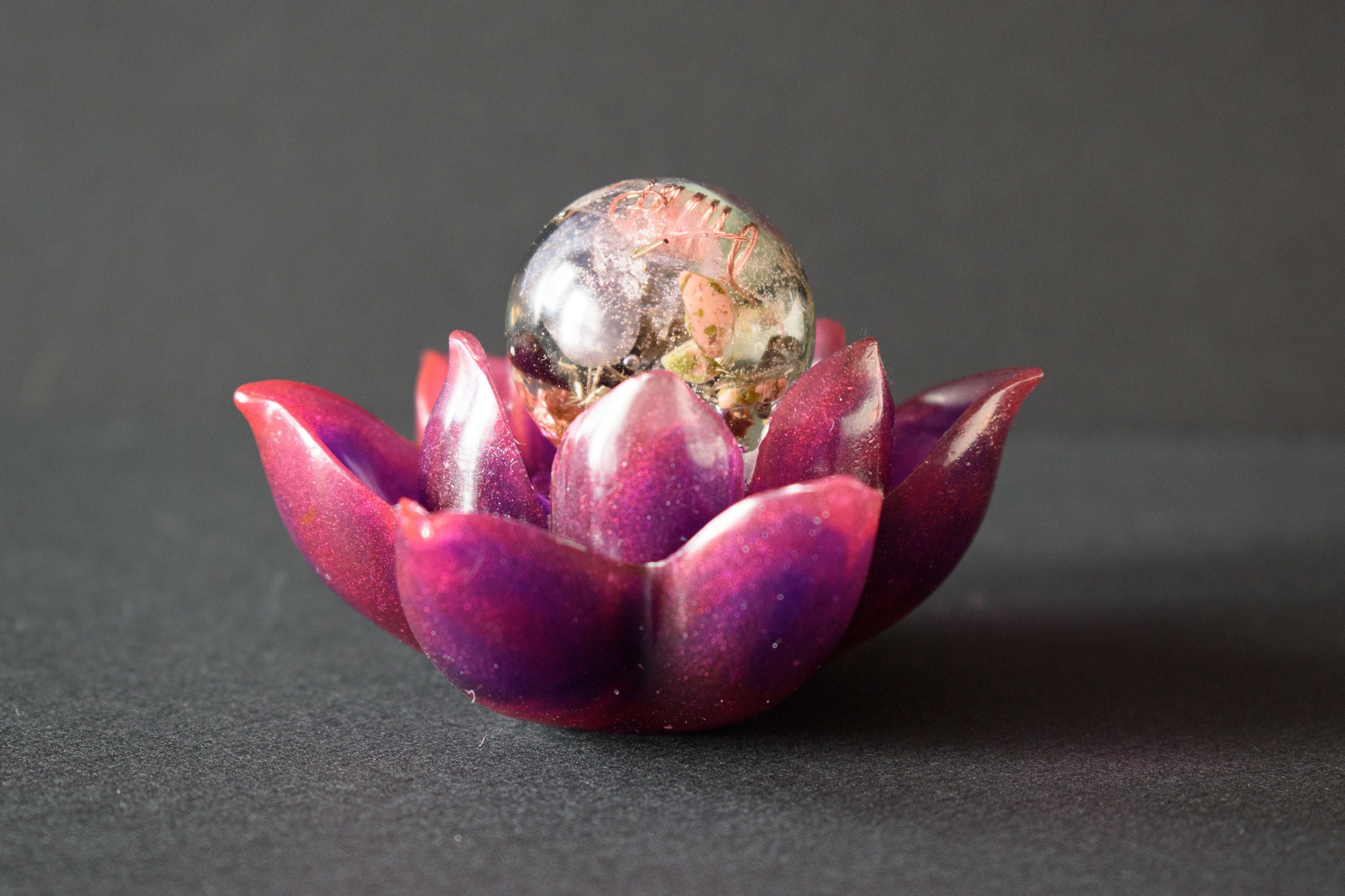 Orgonite Boule sur Fleur de Lotus. 64822