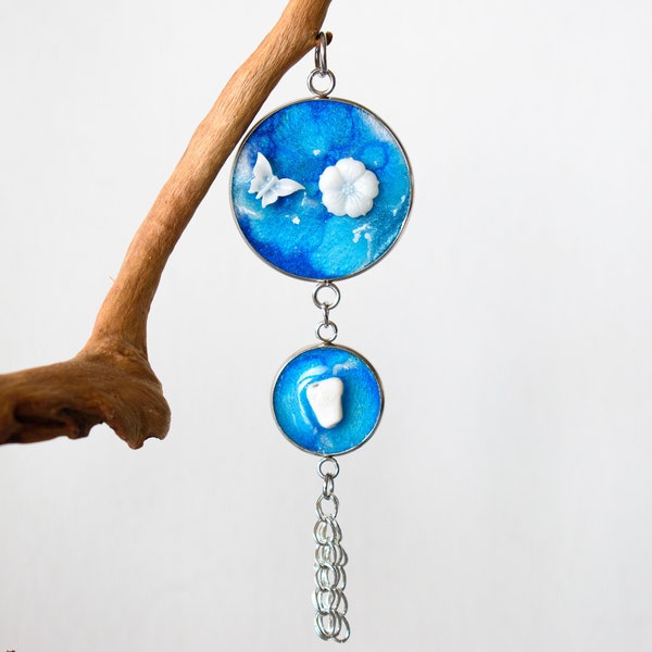 Pendentif fantaisie, Pierre Howlite, fleur et papillon blanc, résine cristal marbrée bleue, acier inoxydable, création artisanale, 96323