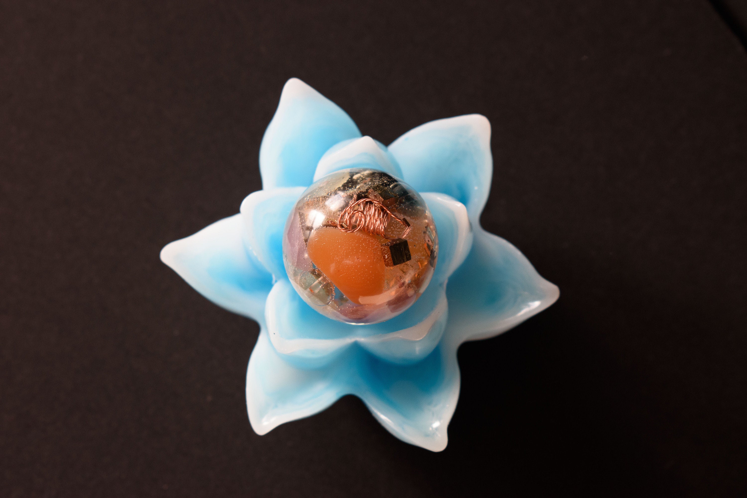 Orgonite Boule sur Fleur de Lotus. 64722