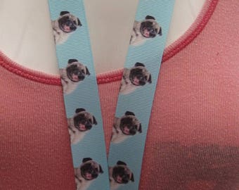 Pug com gravata para cachorro, cordão de segurança, chaves, apito, crachá de identificação turquesa