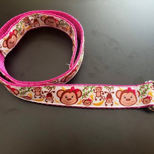 Cinturón de dibujos animados para niños de mono ajustable para niños pequeños hecho a mano de color rosa