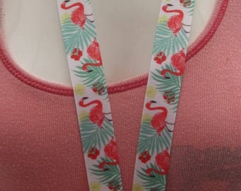 Porta-crachá artesanal com cordão de fita rosa com estampa tropical de flamingo