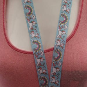 Porta-identidade feito à mão com cordão de fita arco-íris de unicórnio azul
