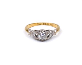 Anello con diamanti vintage incastonato in platino e oro 18kt, caratterizzato da un design a foglia di platino, anello di promessa vintage, marchi di garanzia completi.