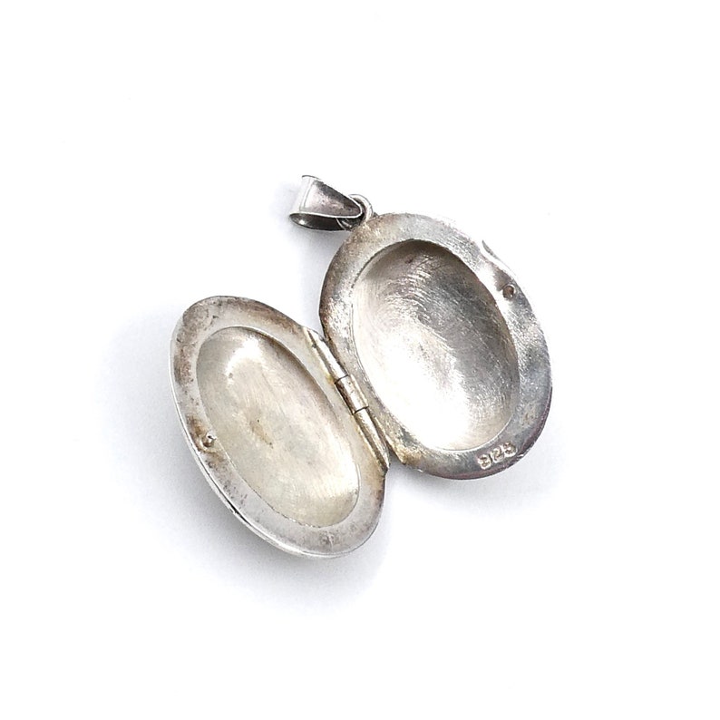 Vintage silver locket an ideal everyday silver locket. engraved silver locket with leaf design and a patterned border