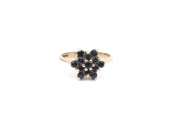 Vintage sapphire cluster ring, sapphire flower ring in 9kt gold, a vintage cluster ring.