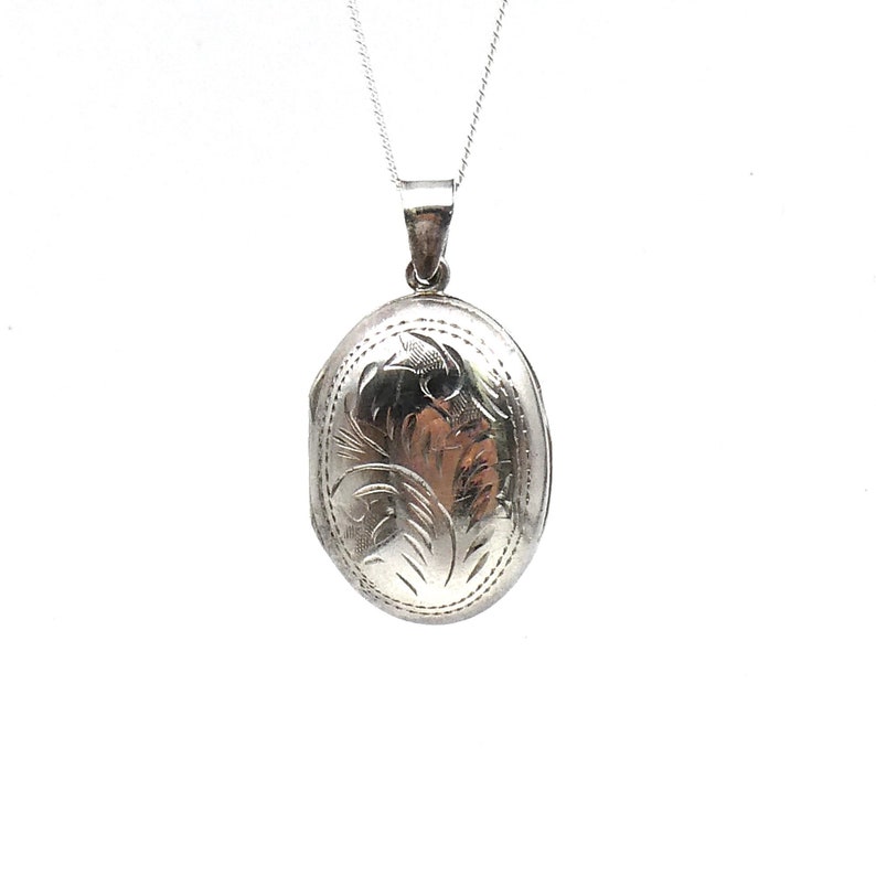 Vintage silver locket an ideal everyday silver locket. engraved silver locket with leaf design and a patterned border