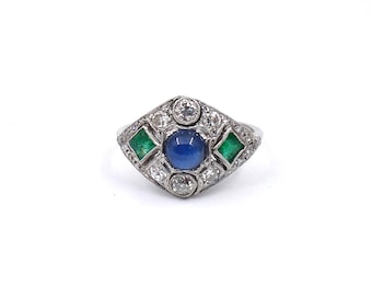 Vintage sapphire emerald ring platinum set with diamonds, an Art Deco sapphire ring.