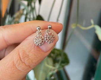 Orecchini vintage a fiori in oro bianco, orecchini con diamanti in oro bianco 9kt, gocce delicate, piccoli orecchini pendenti per tutti i giorni.